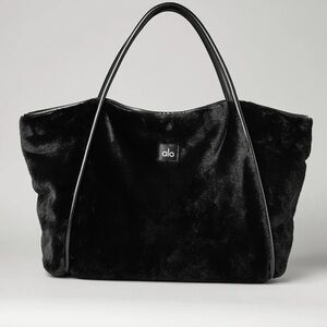 ALO YOGA BLACK FAUX FUR TOTE BAG 🖤🖤🖤